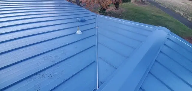 Standing seam metal roof detail near Central Point OR – RP Construction Management