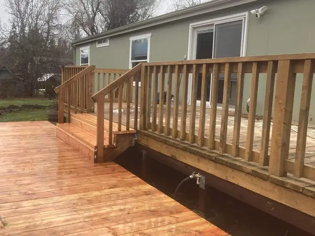 Cedar deck with wood railing and stairs in Medford OR – RP Construction Management